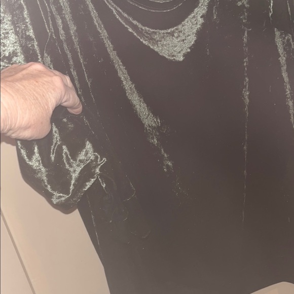 Torid Deep Green Velvet Long uneven / off shoulder Sleeve Top size 3X - Picture 4 of 9
